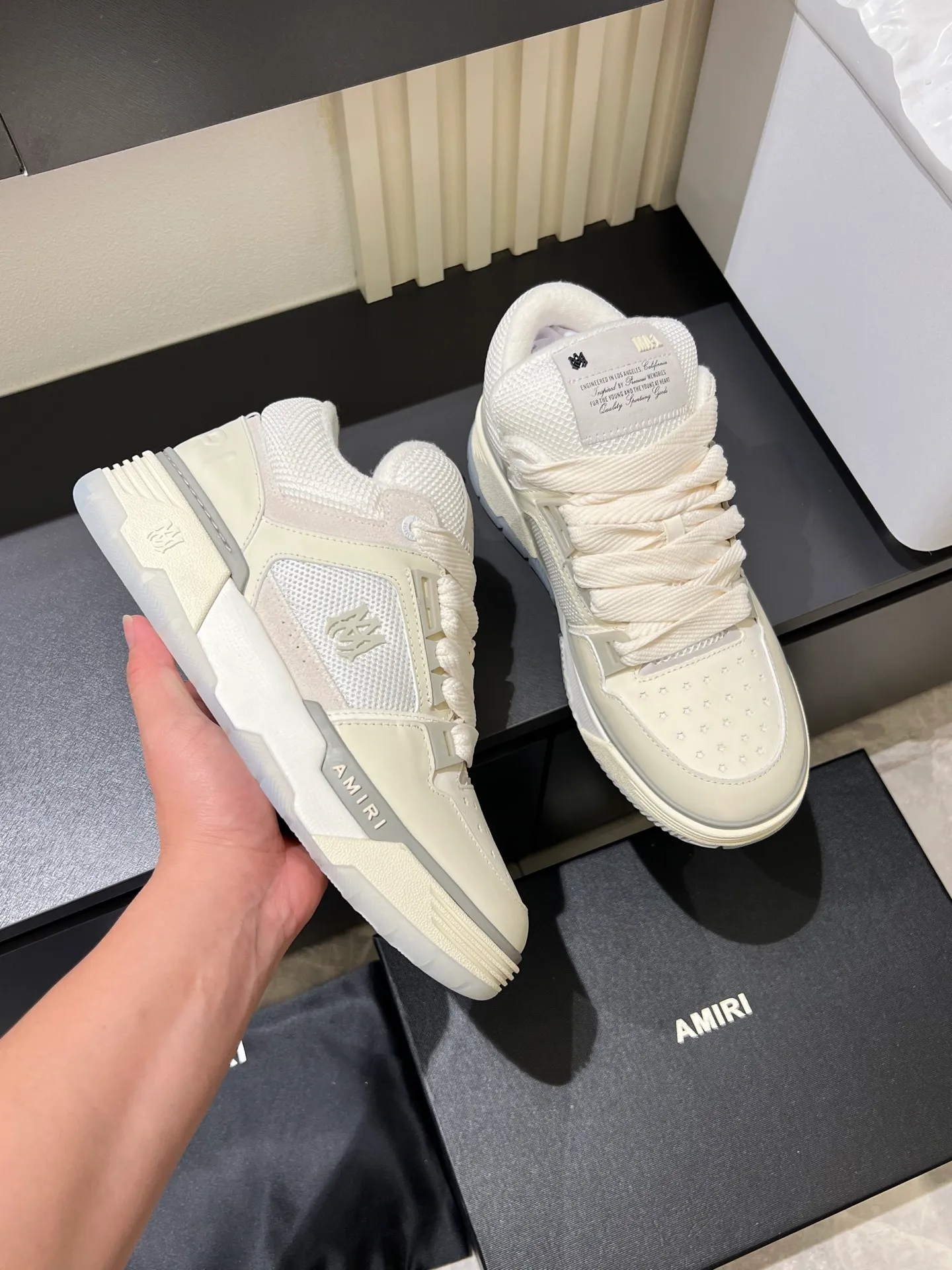 Men's shoes 💰p680 [AMIRI] 2025 spring and summer series new sneakers, new 🆕 bread shoes, bread shoes have a very special big tongue design, thickened outsole, rounded toe, oversized rubber sole and perforated star details, whoever wears them will look better! The appearance is responsible, the feet are retro and handsome! Size: 38-45